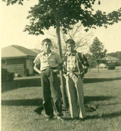 A group of people standing in a grass field posing for the camera

Description automatically generated