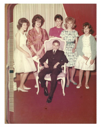 A group of people posing for a photo

Description automatically generated with medium confidence